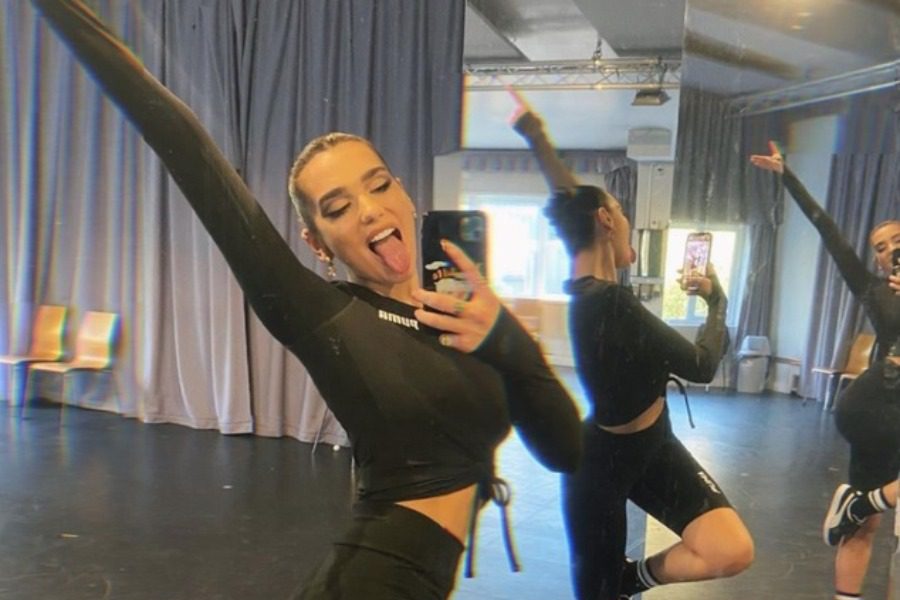 Kάντο σαν τη Dua Lipa: Ακολούθησε τις συμβουλές διατροφής και γυμναστικής της