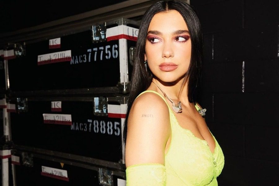 Dua Lipa: Πως να αντιγράψεις το graphic eyeliner της