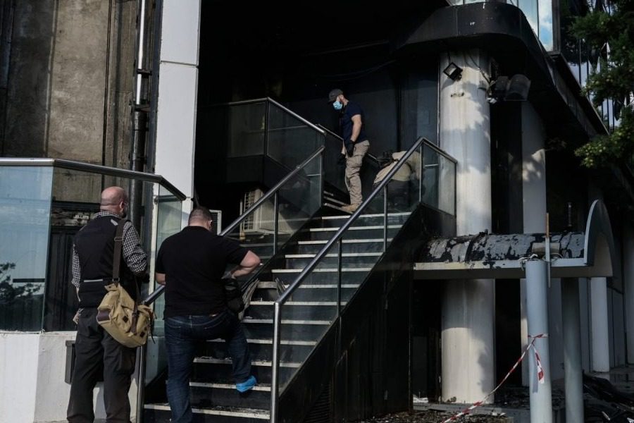 Realnews: Νέα ντοκουμέντα της εμπρηστικής επίθεσης – Οι κάμερες κατέγραψαν τις κινήσεις των δραστών