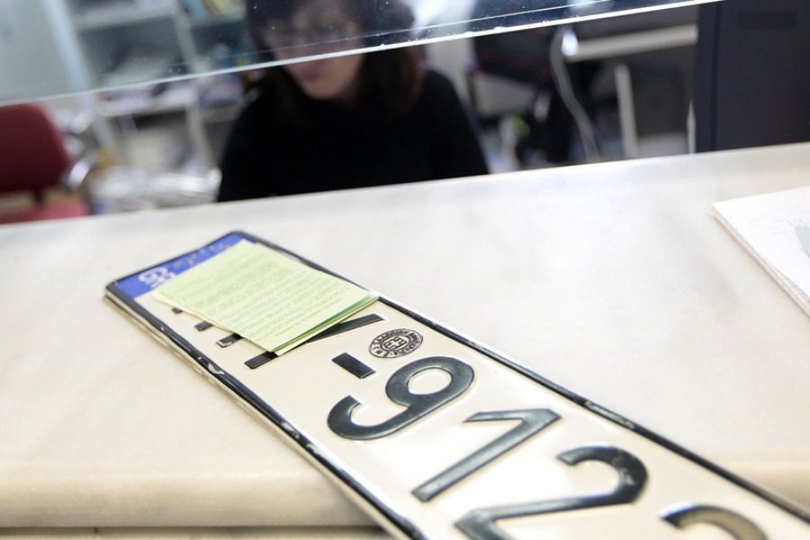 Εφοριακοί με κινητά θα ελέγχουν τις πινακίδες των ΙΧ