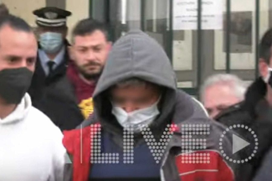 Ανδραβίδα: Γιούχαραν έξω από τα δικαστήρια τον δολοφόνο της οικογένειας