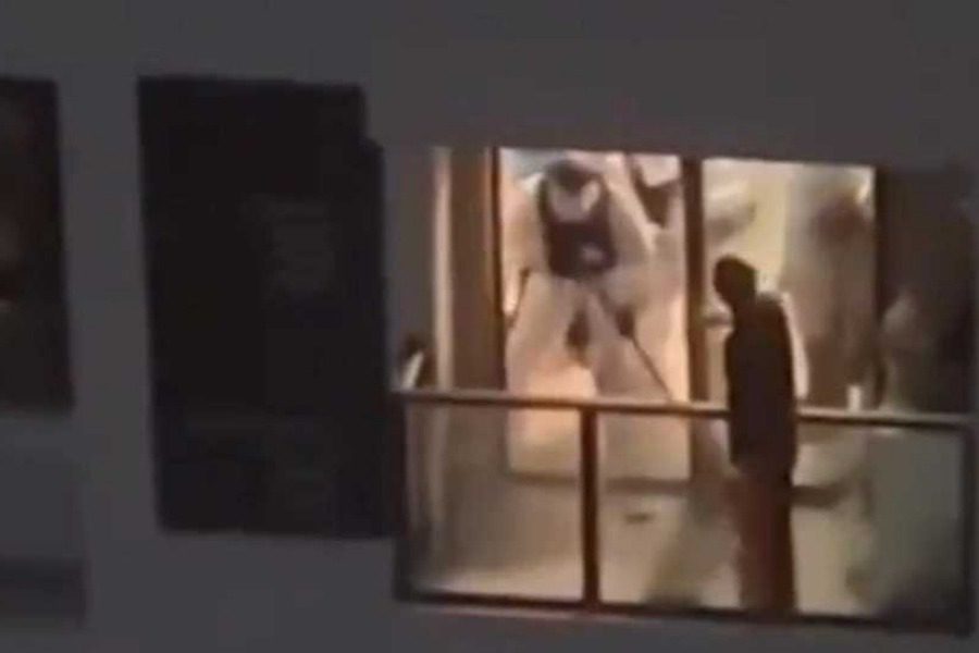 Σανγκάη: Αρπάζουν πολίτες με δαγκάνες και τους σέρνουν σε κέντρα καραντίνας