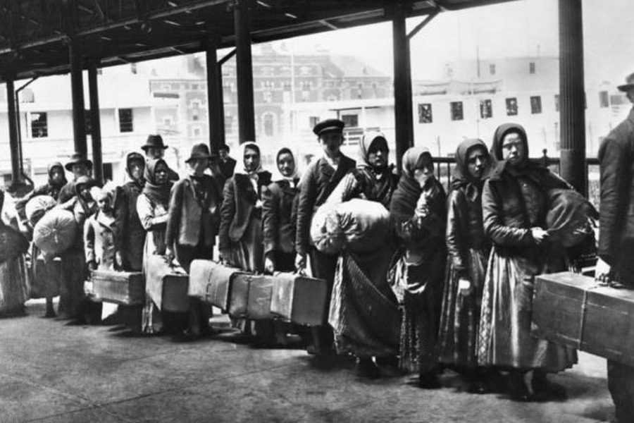 Σαν σήμερα: Οι πρώτοι Έλληνες μετανάστες φτάνουν στο νησί Έλις της Νέας Υόρκης