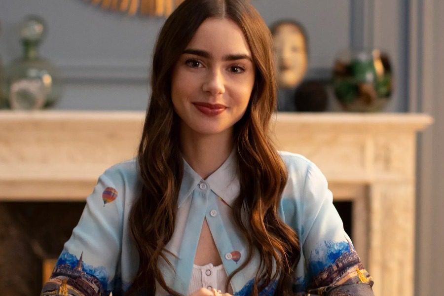 Αυτός είναι ο Ελληνας σχεδιαστής που φοράει η Emily In Paris