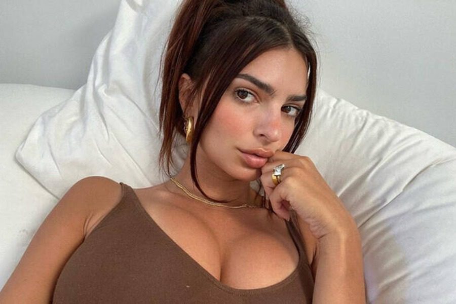 Η Emily Ratajkowski πόζαρε με το νέο της μαλλί