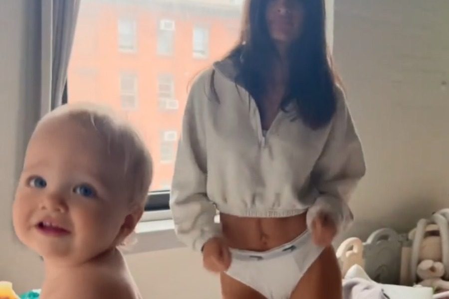 Η cool μαμά Emily Ratajkowski χορεύει με τον γιο της και οι followers λιώνουν