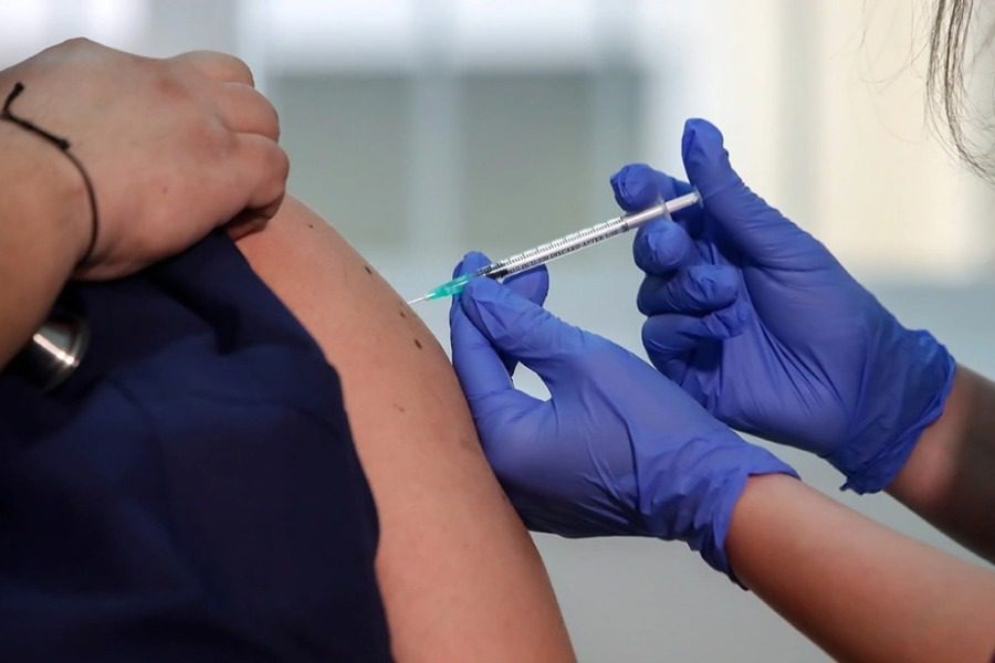 Επικαιροποιημένα εμβόλια: Σε ποιους συστήνεται αναμνηστική δόση από την Επιτροπή Εμβολιασμών