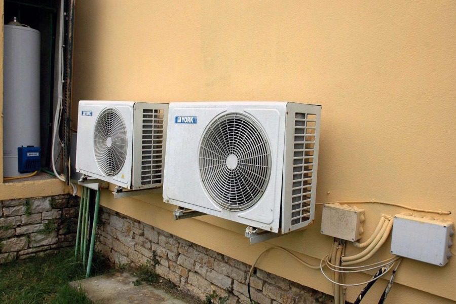 «Κόφτης» στα κλιματιστικά: Τι περιλαμβάνει το κυβερνητικό σχέδιο για την εξοικονόμηση ενέργειας