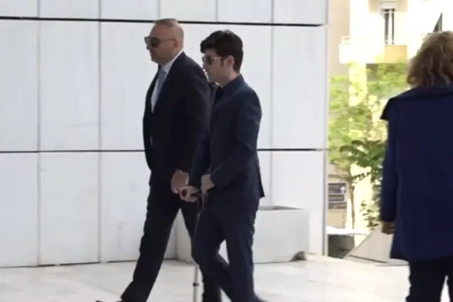 O Μένιος Φουρθιώτης στα δικαστήρια με πατερίτσα