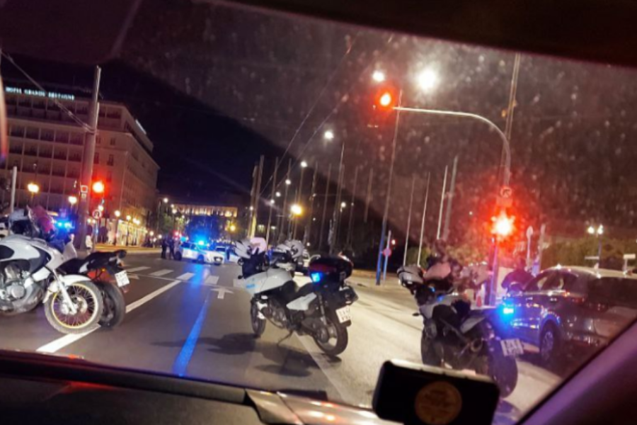 Πανικός στο Σύνταγμα: Αντρας με καραμπίνα σε έξαλλη κατάσταση στο μνημείο του Αγνωστου Στρατιώτη