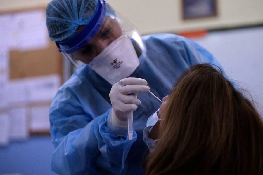 Κοροναϊός: 33.590 κρούσματα σε μία εβδομάδα, 101 διασωληνωμένοι και 129 θάνατοι