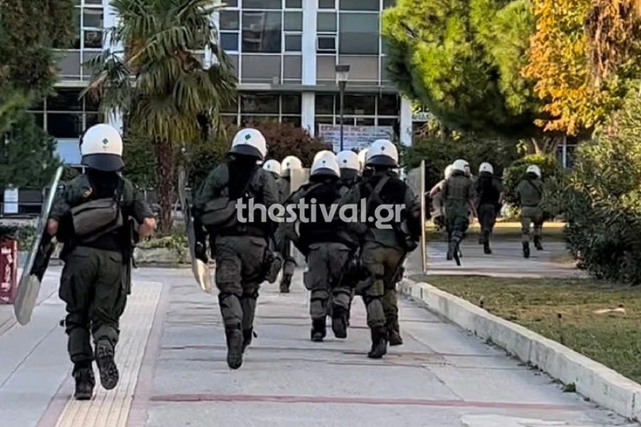 Ένταση στο ΑΠΘ: Κουκουλοφόροι επιτέθηκαν με πέτρες σε διμοιρία των ΜΑΤ