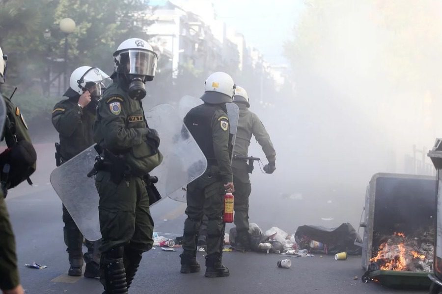 Επεισόδια στην ΑΣΟΕΕ από κουκουλοφόρους