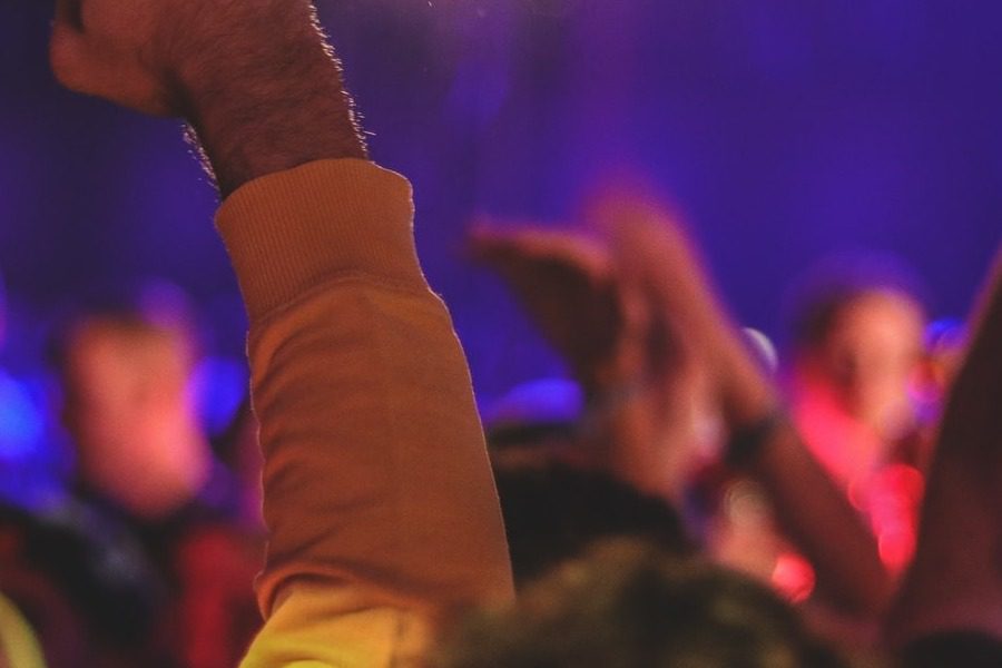 Ηλεία: Ξύλο και τραυματισμοί σε συναυλία τράπερ στην Αμαλιάδα