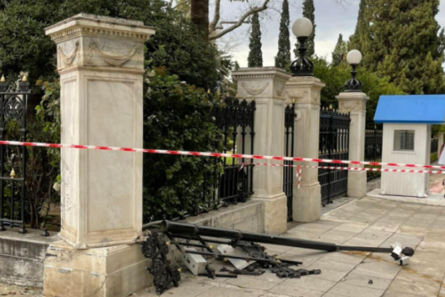 Απίστευτο: Μεθυσμένος οδηγός τράκαρε έξω από το προεδρικό μέγαρο και γκρέμισε το κάγκελο!