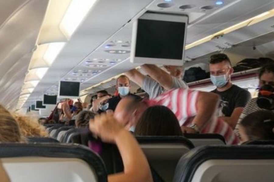 Ηράκλειο: Χαμός σε αεροπλάνο από επιβάτιδα σε κατάσταση αμόκ και αναγκαστική προσγείωση