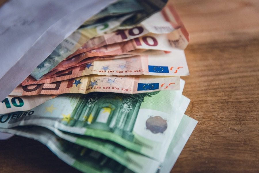 Επίδομα «ανάσα»: Ποιες οικογένειες δικαιούνται να λάβουν 1.000 ευρώ