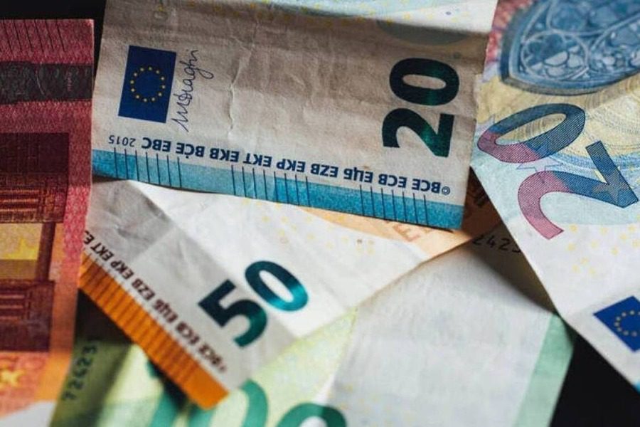 Ανεβαίνει στα 713 ευρώ από σήμερα ο κατώτατος μισθός