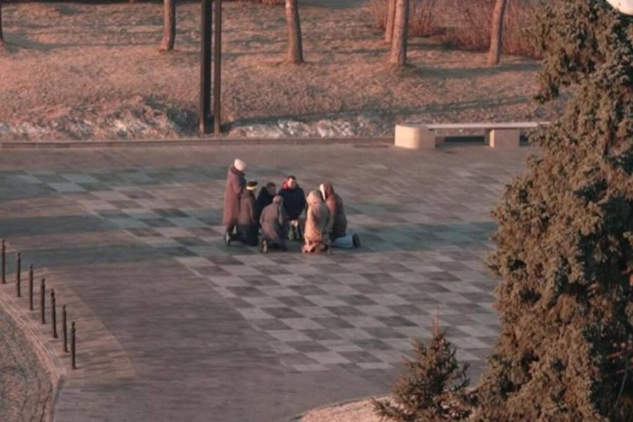 Συγκλονιστικό στιγμιότυπο: Οικογένεια στο Χάρκοβο προσεύχεται στη μέση του δρόμου