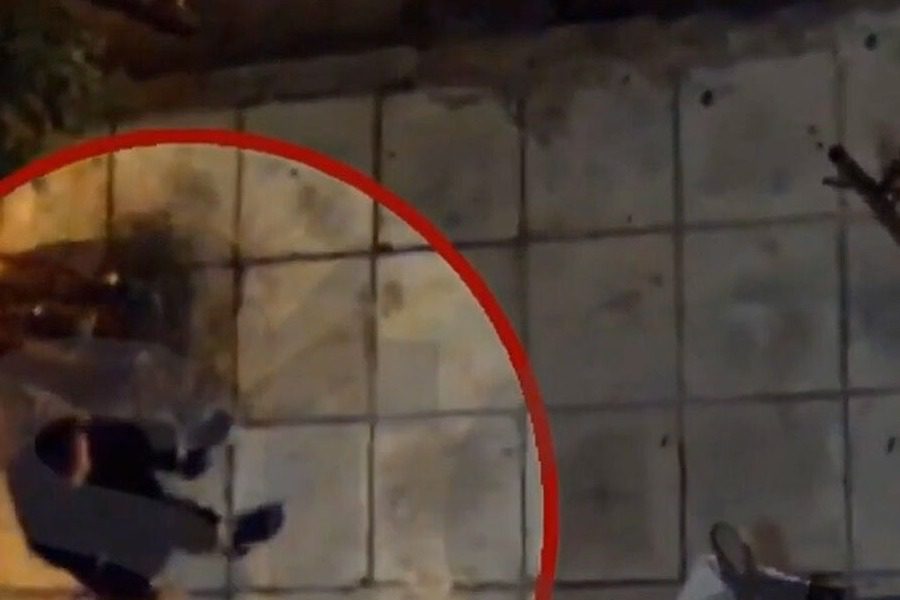 Συγκλονιστικό βίντεο: Η στιγμή που η 20χρονη τρέχει να γλιτώσει από το «Δράκο του Πειραιά»