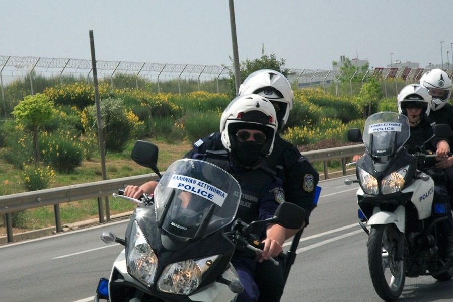 Θεσσαλονίκη: Τον έβαλαν στη μέση και άρχισαν να τον μαχαιρώνουν