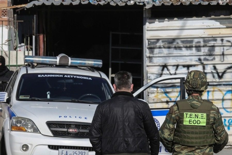 Ζεφύρι: Μεγάλη επιχείρηση της ΕΛ.ΑΣ. ‑ Βρήκαν μέχρι και βλήμα όλμου