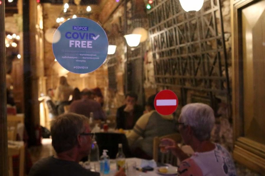 Κορωνοϊός: Νεκροί και νοσηλείες παρατείνουν τα μέτρα 