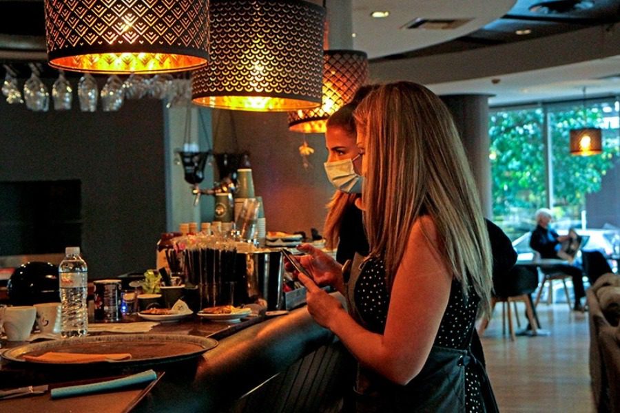 «Χαλαρώνουν» τα μέτρα σε εστίαση και διασκέδαση 