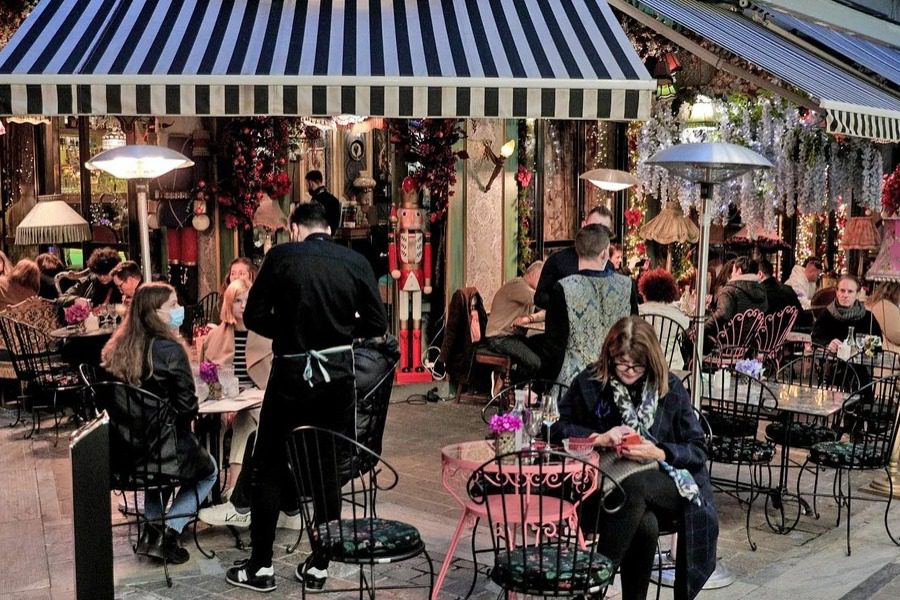 Ανατροπή: Χωρίς όριο οι καθήμενοι στην εστίαση