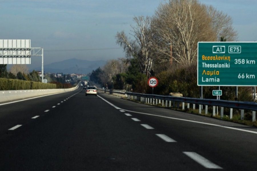 Εθνική Οδός: Σταμάτησε να μιλήσει στο κινητό και σκοτώθηκε μπροστά στη γυναίκα του