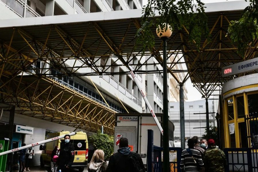 Ευαγγελισμός: Γυναίκα ανέβηκε στην ταράτσα και απειλεί να πέσει στο κενό