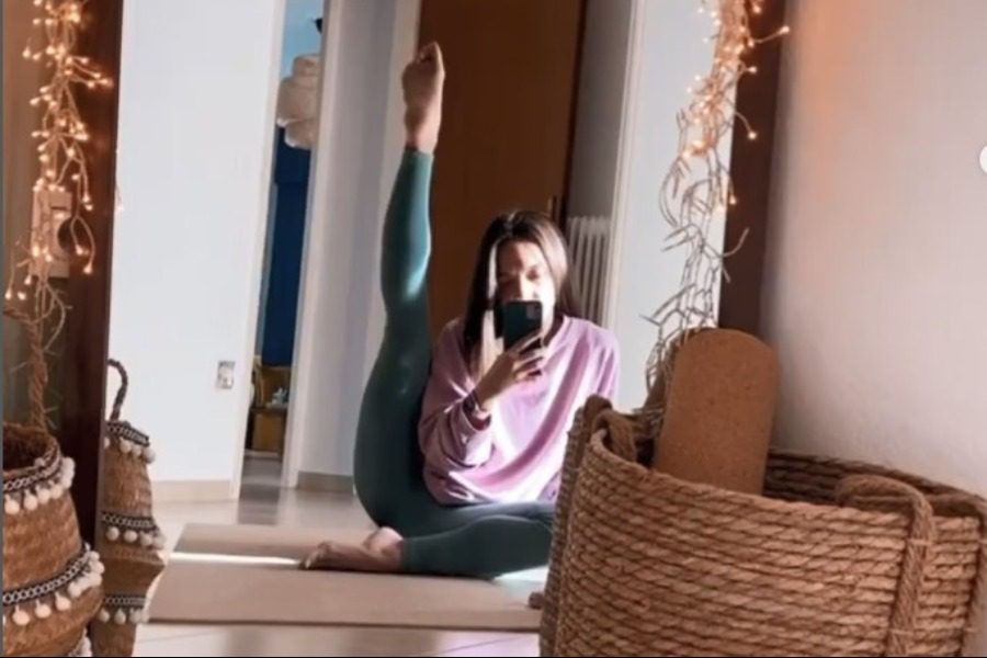 Online Queen: Η Ευδοξία κάνει το πιο πρωτότυπο μάθημα Pilates
