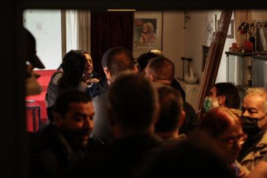 Η στιγμή που αποχωρούν αστυνομία και δικαστικός επιμελητής από το σπίτι της χαμηλοσυνταξιούχου