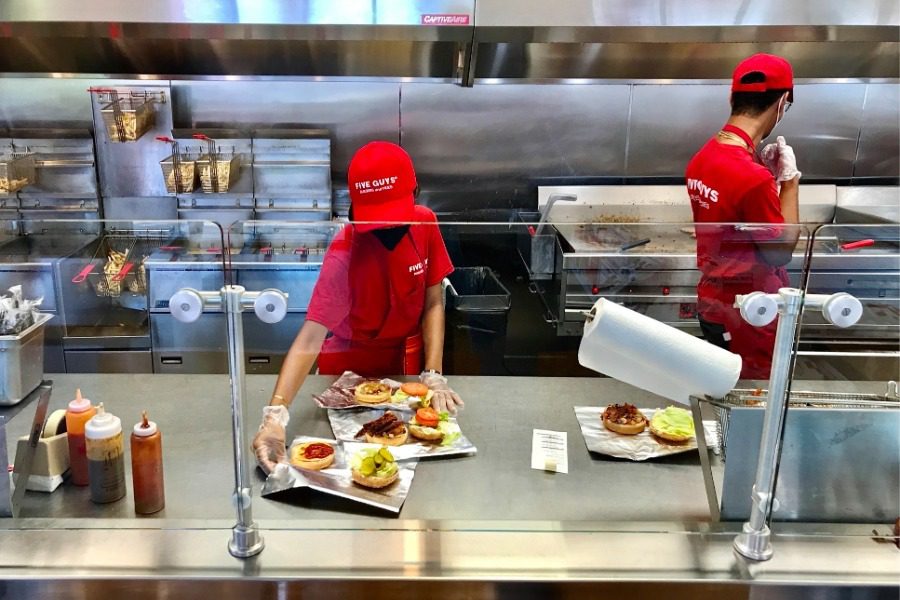 Γιατί οι εργαζόμενοι σε εστιατόρια fast food συνήθως φορούν καπέλα;