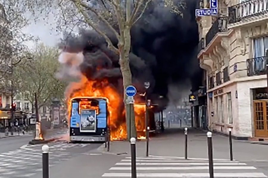 Ισχυρή έκρηξη κοντά στην Παναγιά των Παρισίων