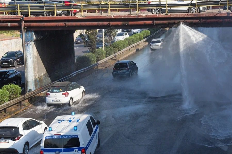 Κηφισός: Σταμάτησε η ροή του αγωγού ‑ Χάος ακόμα στους δρόμους