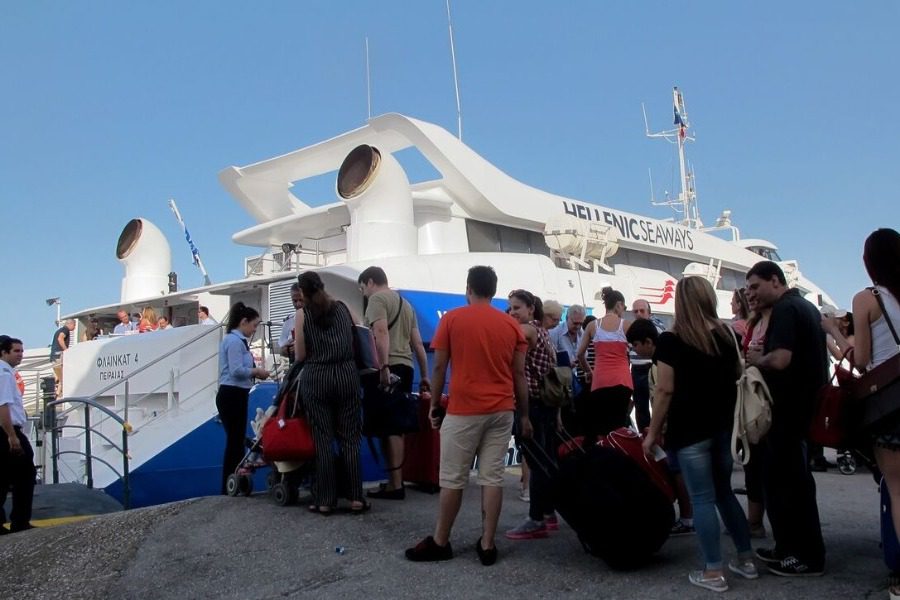 Μηχανική βλάβη παρουσίασε το «FLYING CAT 4» ‑ Κατέπλευσε στον Πόρο