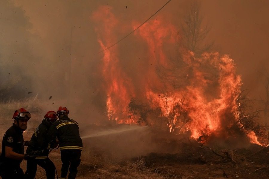 Φωτιά στη Ραφήνα ‑ Μεγάλη κινητοποίηση της Πυροσβεστικής