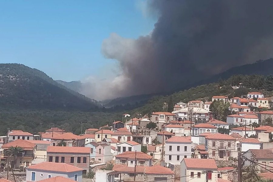 Αναζωπύρωση της φωτιάς στη Λέσβο