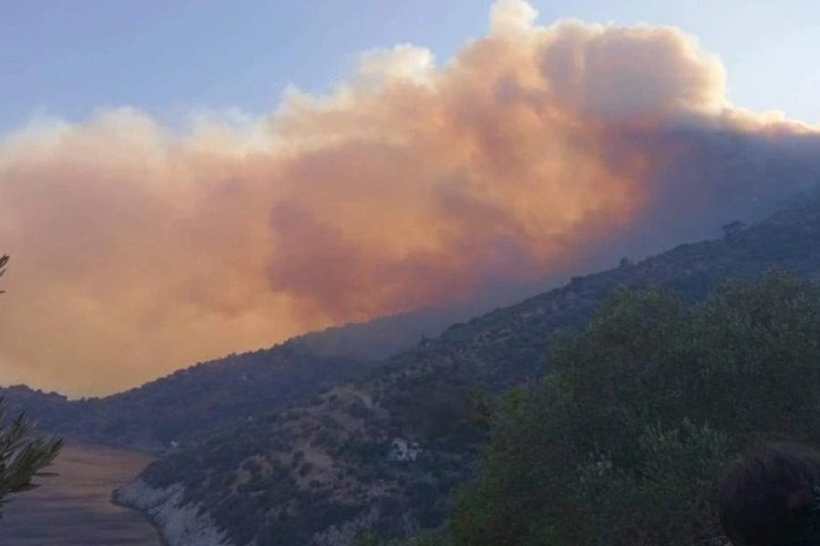 Φωτιά στη Σάμο: «Βοηθήστε μας» εκλιπαρούν οι κάτοικοι