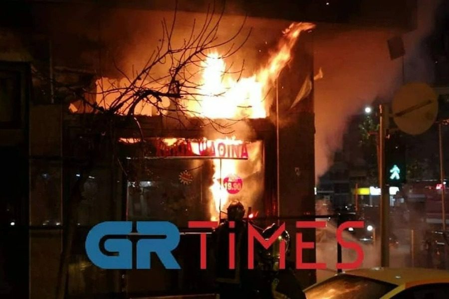 Νύχτα θρίλερ στη Θεσσαλονίκη: Στις φλόγες κατάστημα ‑ Τελευταία στιγμή οι πυροσβέστες έβγαλαν μία φιάλη υγραερίου