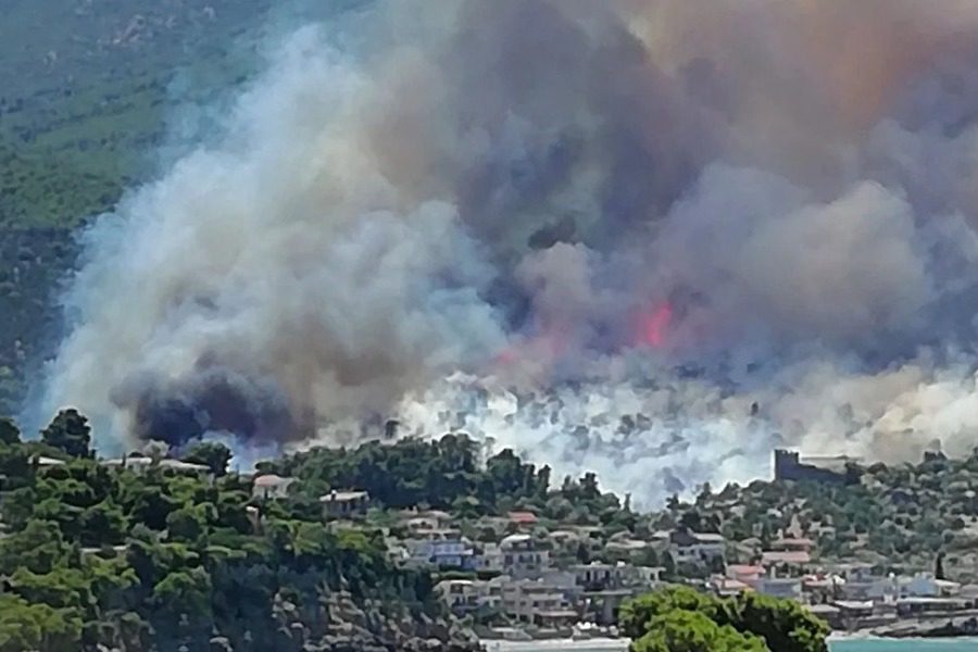 Νέες φωτιές σε Κορινθία, Ηλεία και Αχαΐα ‑ Μάχη για την οριοθέτηση της πυρκαγιάς στο Πόρτο Γερμενό