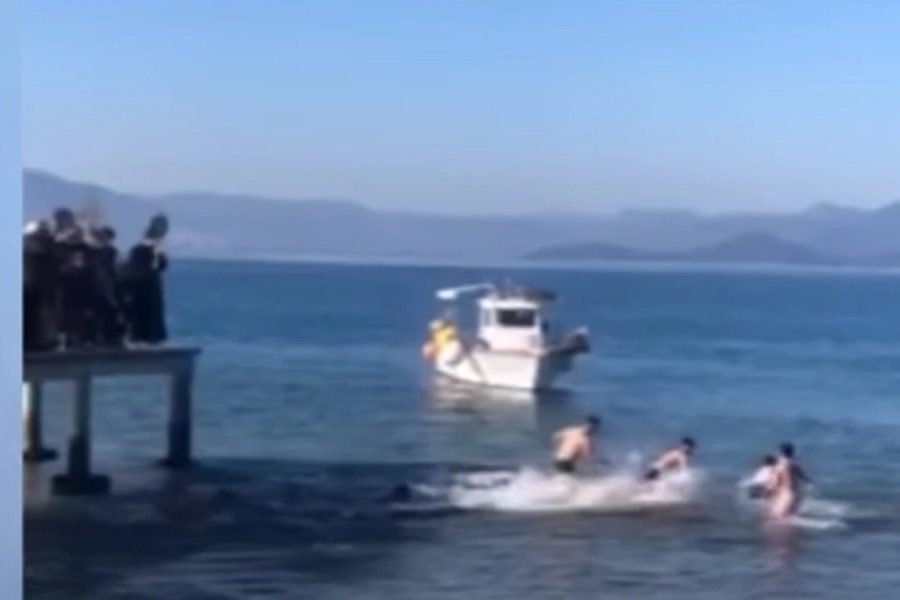 Φθιώτιδα: Η στιγμή που τραυματίζεται ο 22χρονος που βούτηξε για τον σταυρό στον Θεολόγο