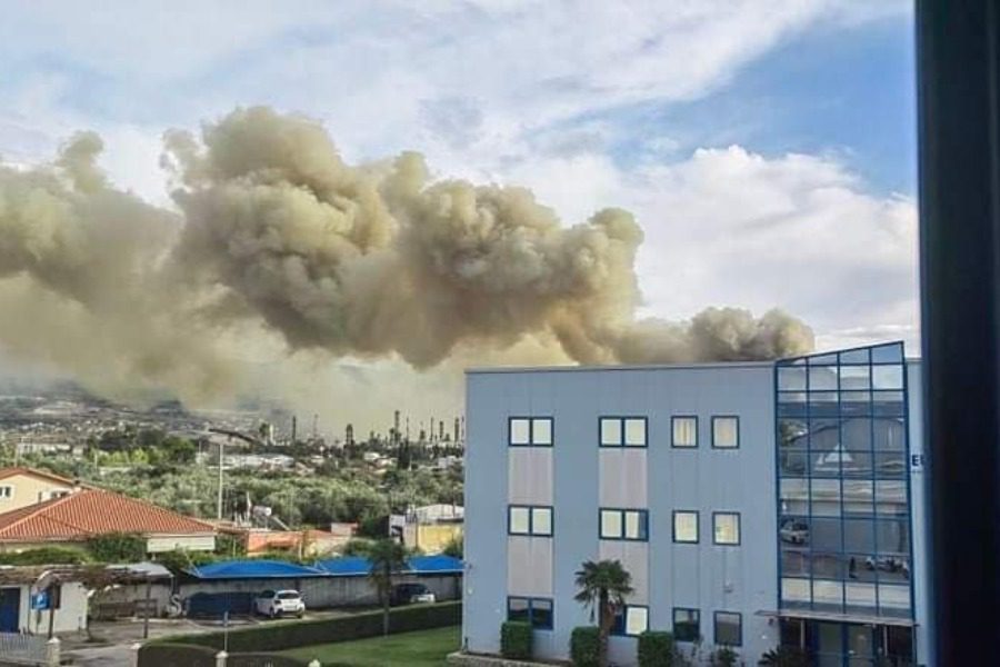 Ασπρόπυργος: Έσβησε η φωτιά στην επιχείρηση με χημικά και υλικά ανακύκλωσης