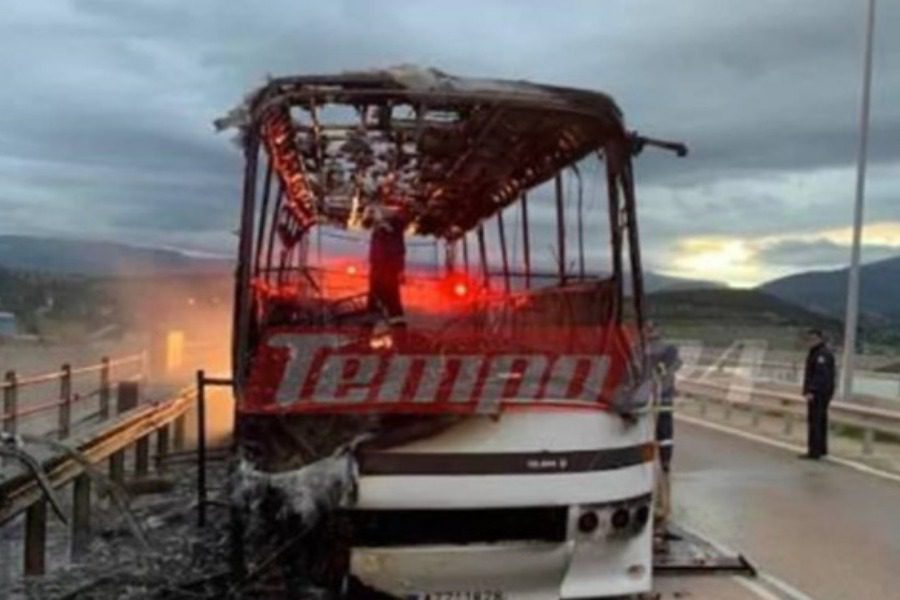 Αχαΐα: Παρανάλωμα του πυρός σχολικό λεωφορείο λίγο πριν παραλάβει μαθητές