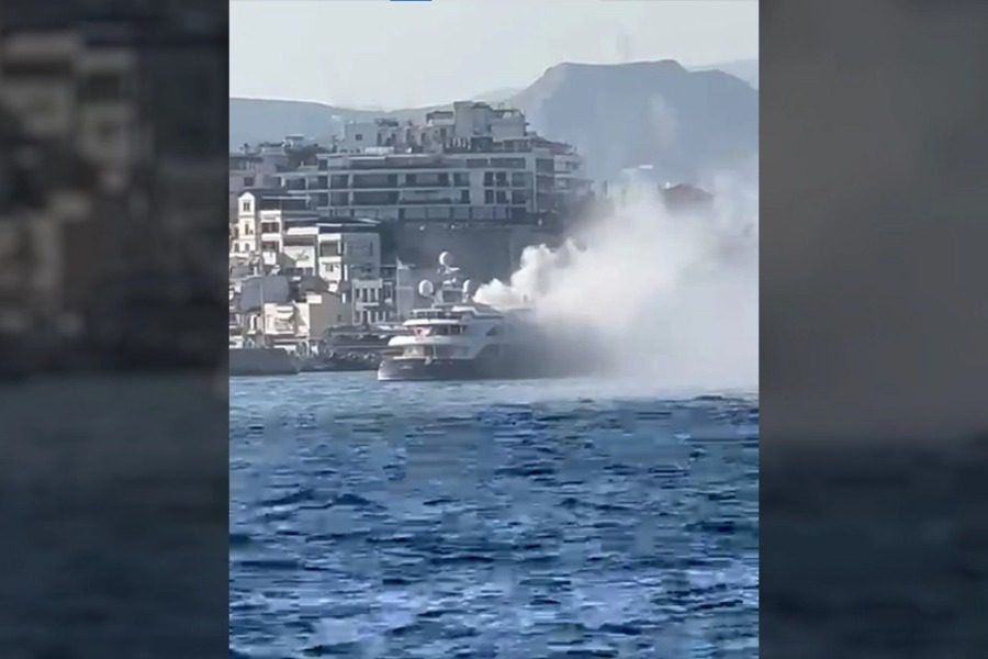 Στις φλόγες πολυτελής θαλαμηγός μπροστά από το Μικρολίμανο