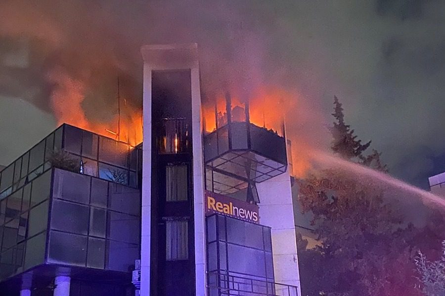 Στις φλόγες Real FM και Real News