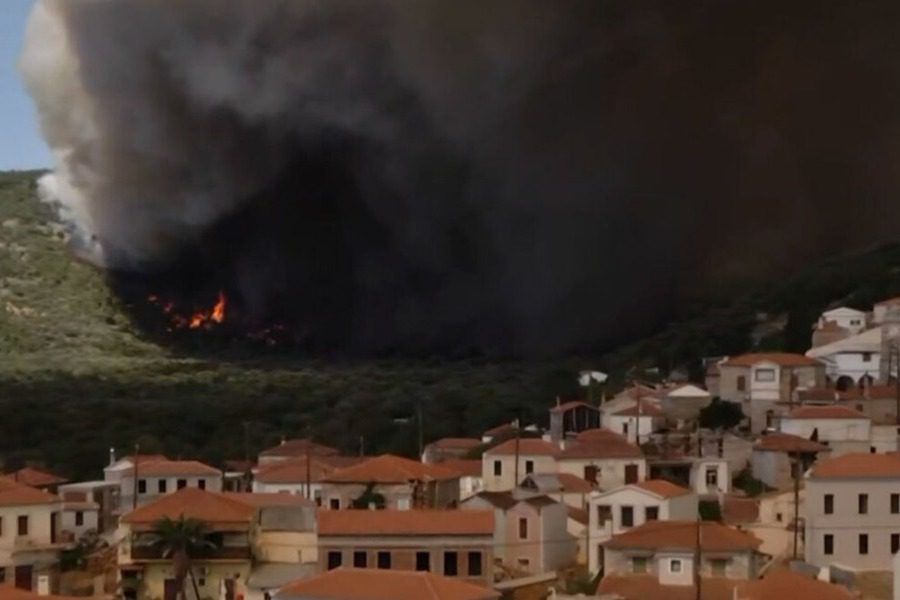 Αναζωπύρωση της φωτιάς στη Λέσβο ‑ Εκκενώνεται το χωριό Βρίσα
