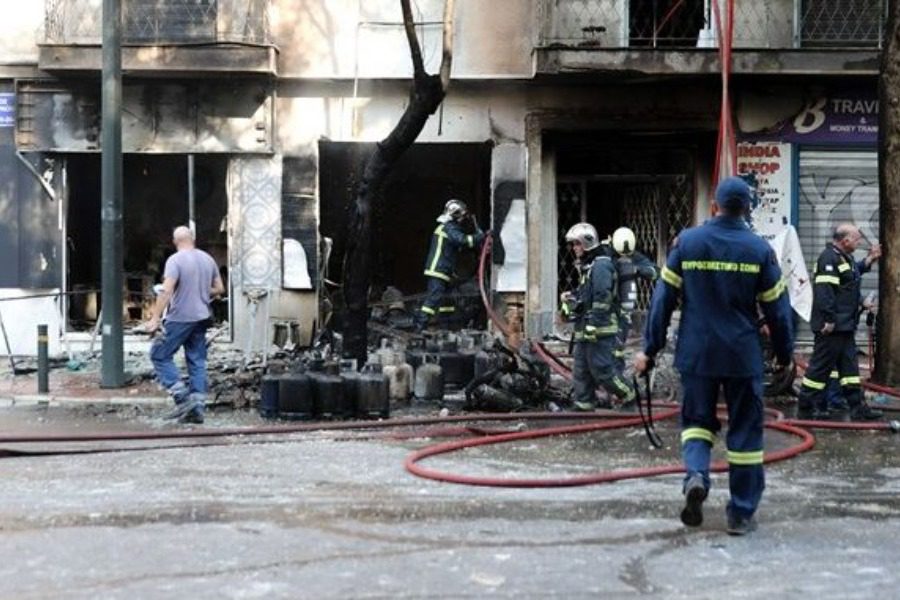 Αχαρνών: Υπό μερικό έλεγχο η φωτιά στο κατάστημα με τις φιάλες προπανίου