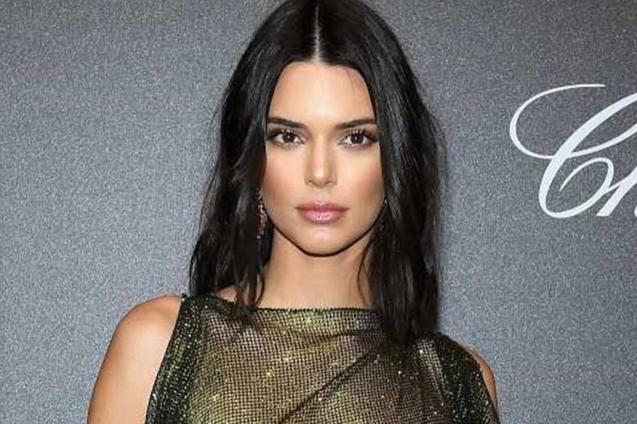 Η Kendall Jenner ολόγυμνη και χωρίς να κρύβει ούτε τα απαραίτητα